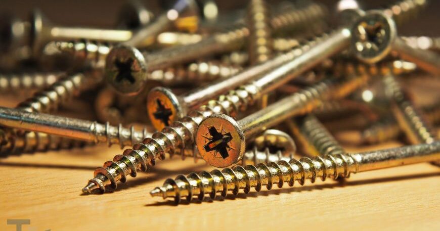 Cận cảnh các loại vít gỗ ép (chipboard screws) màu vàng đồng của THV Fasteners với ren sâu, chuyên dùng cho ngành sản xuất nội thất.