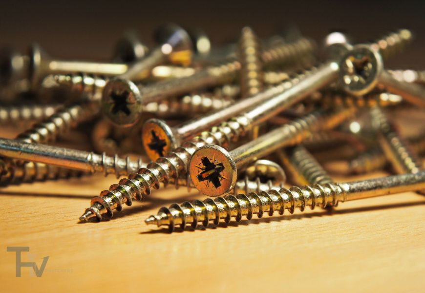 Cận cảnh các loại vít gỗ ép (chipboard screws) màu vàng đồng của THV Fasteners với ren sâu, chuyên dùng cho ngành sản xuất nội thất.