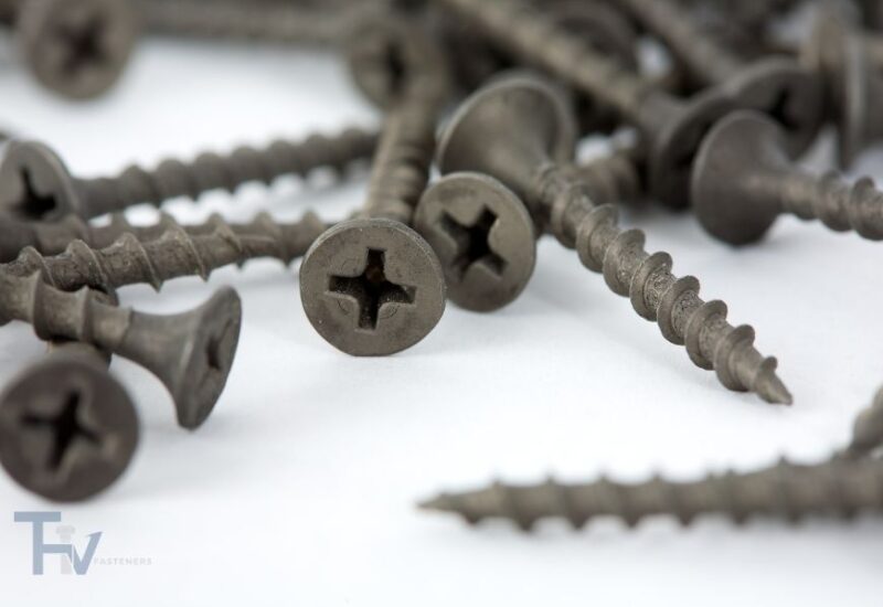 Cận cảnh các loại vít thạch cao (drywall screws) màu đen của THV Fasteners, với đầu bugle đặc trưng để không làm hỏng bề mặt thạch cao.