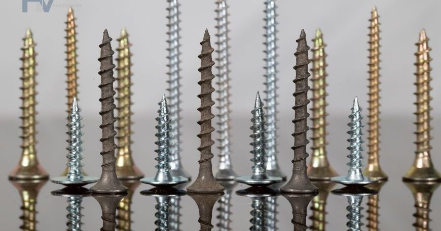 Các loại vít tự ren (self tapping screws) của THV Fasteners với nhiều màu sắc và kích thước khác nhau, được sắp xếp thẳng đứng trên bề mặt phản chiếu.
