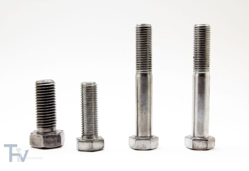 Bộ sưu tập các loại bu lông công nghiệp chất lượng cao của THV Fasteners, bao gồm bu lông lục giác, bu lông lục giác chìm, và bu lông liền long đền, được sắp xếp gọn gàng trên nền màu trắng